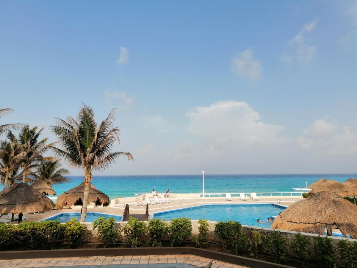 Brisas Beachfront Studios In Hotel Zone Cancún Exterior foto